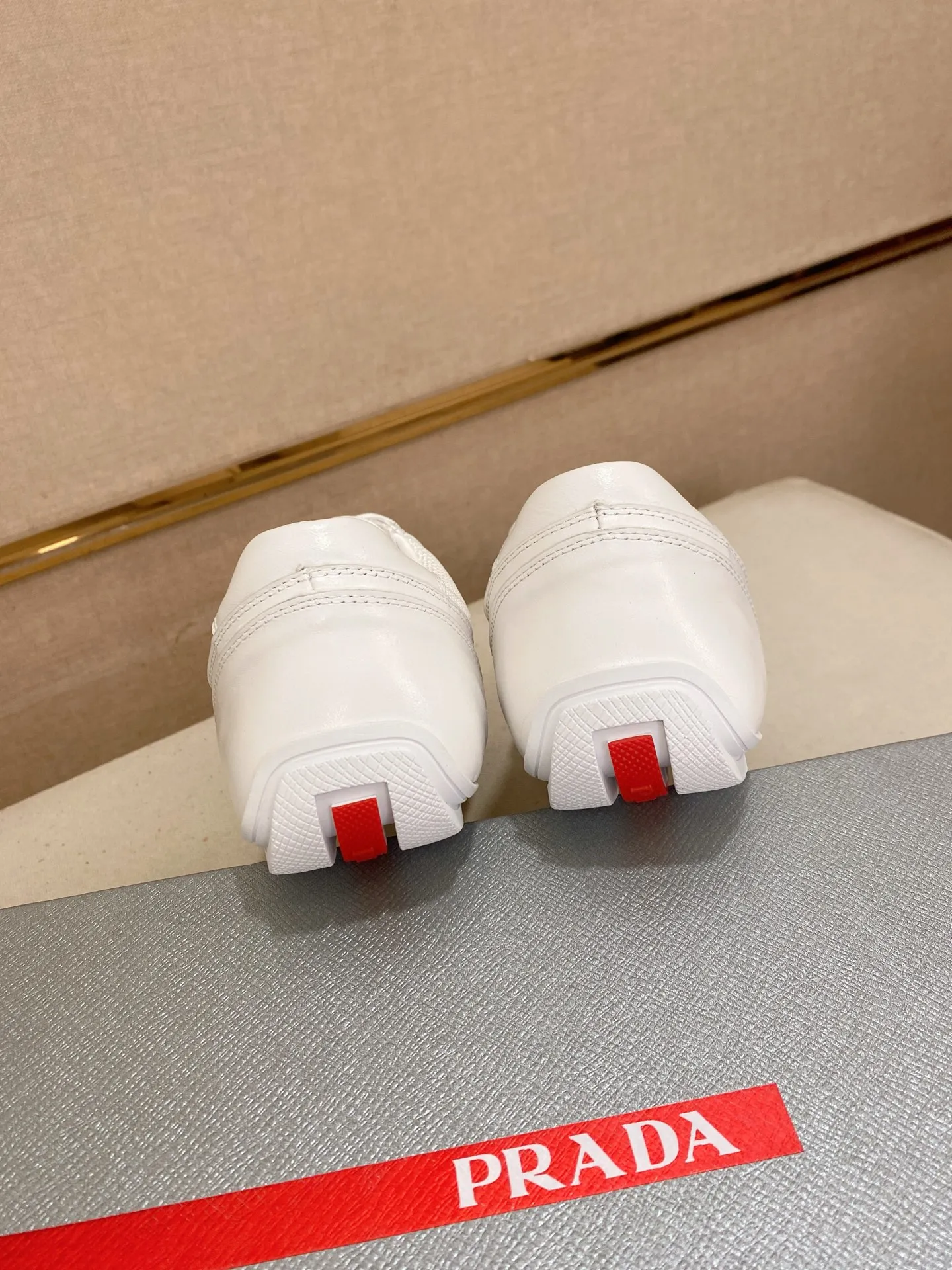 Men's shoes 💰 480💰 ✔️✔️✔️Top high version High-quality new PRADA (Prada) counters are launched at the same time. The new men's shoes and 😘fabrics are purely handmade in Niujing. Lining: Full cowhide lining. 👍🏿High-end☄️Open-molded non-slip rubber outsole, exquisite lines, simple and elegant, comfortable and high-end for leisure travel. Code number: 38-44. Can be customized45